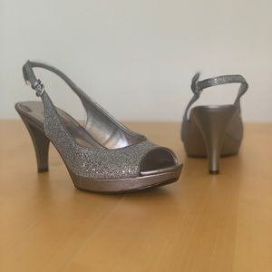 🌟Nine West peep toe silver heels! 🌟